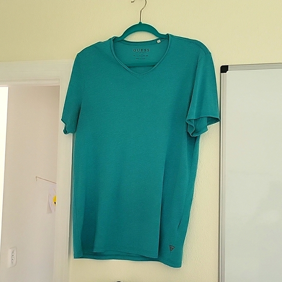 Guess Los Angelas V-Neck - Picture 1 of 3